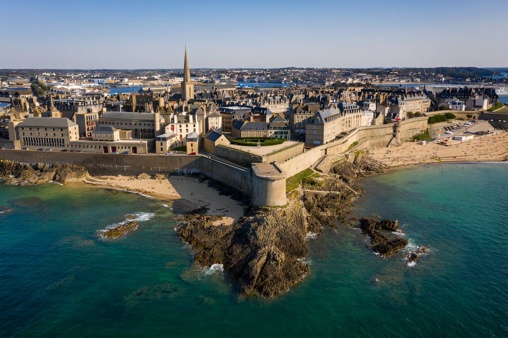 Que faire en Bretagne ? Visiter Saint-Malo et ses remparts